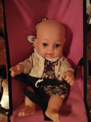 Carrito de muñeca rosa con muñeca