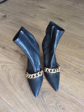 Botines Zara tacón cadena dorada