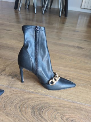 Botines Zara tacón cadena dorada