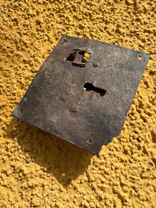 Cerradura antigua de metal oxidado