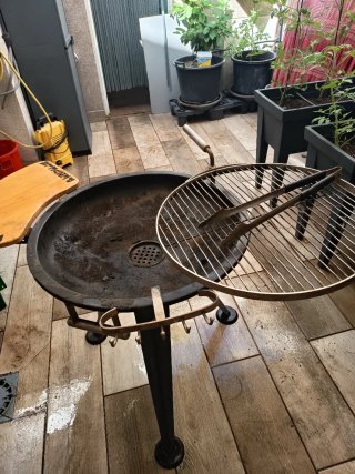 Barbacoa de metal con mesa lateral
