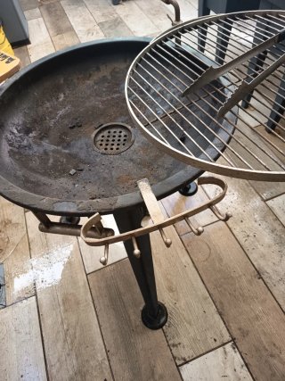 Barbacoa de metal con mesa lateral