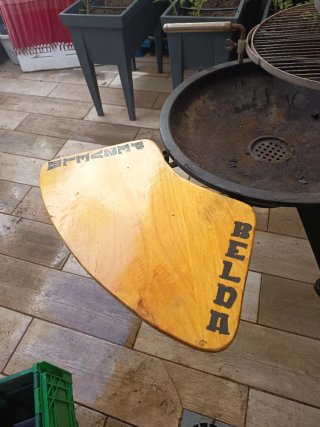 Barbacoa de metal con mesa lateral