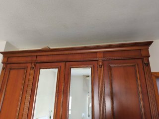 Armario de madera con 4 puertas y espejos