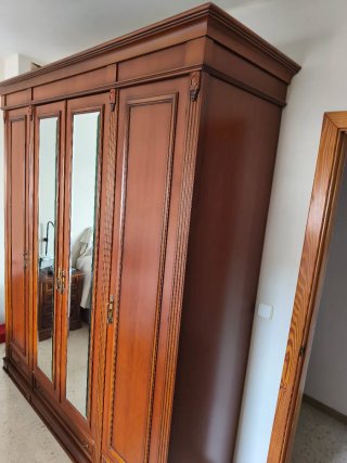 Armario de madera con 4 puertas y espejos