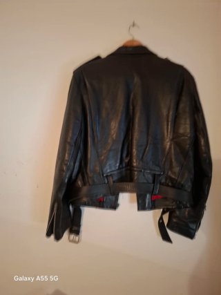 Cazadora de cuero negra