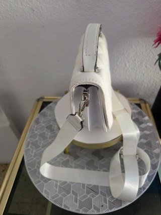 Bolso blanco acolchado con asa y correa