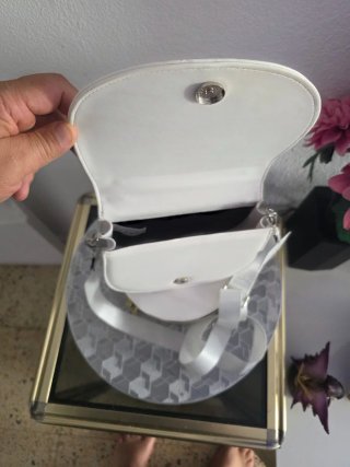 Bolso blanco acolchado con asa y correa