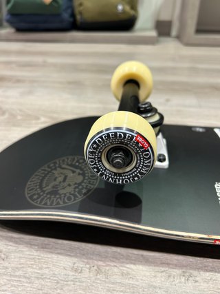 Tabla Skate Globe Ramones Completa