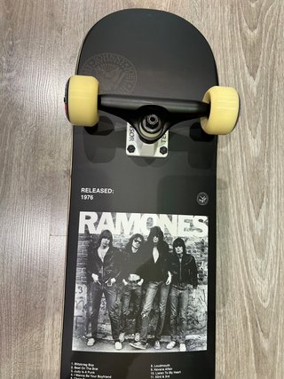 Tabla Skate Globe Ramones Completa