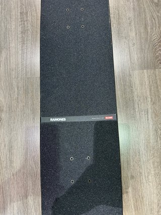 Tabla Skate Globe Ramones Completa