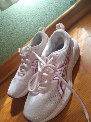 Zapatillas ASICS running blancas-moradas