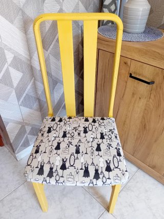 Silla de madera maciza amarilla atelier