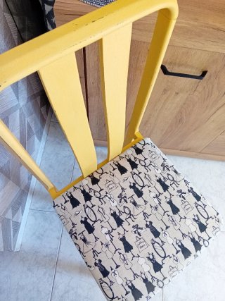 Silla de madera maciza amarilla atelier