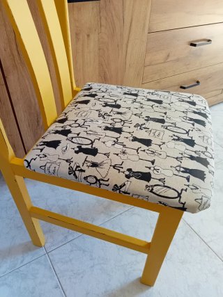 Silla de madera maciza amarilla atelier