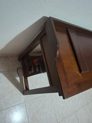 Mesa de madera marrón