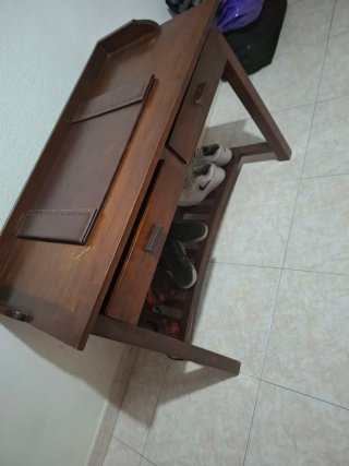 Mesa de madera marrón