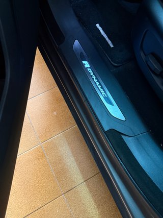 Range Rover Velar D240 R-Dynamic | Neumática | Tec