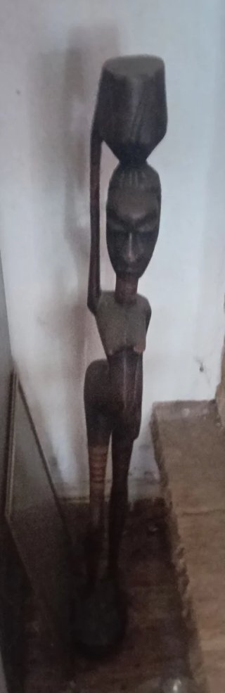 Estatua de madera mujer con cántaro