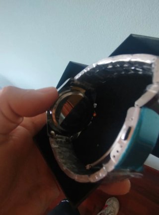 Reloj de pulsera plateado y verde