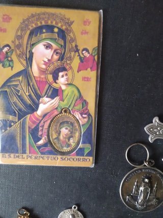 Lote medallas y llaveros religiosos
