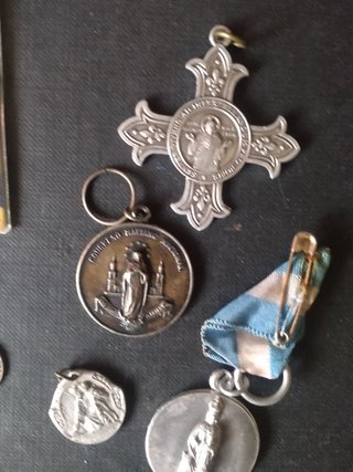 Lote medallas y llaveros religiosos