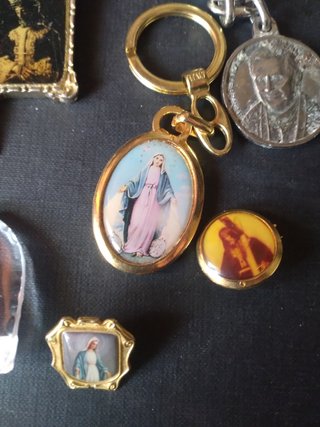 Lote medallas y llaveros religiosos