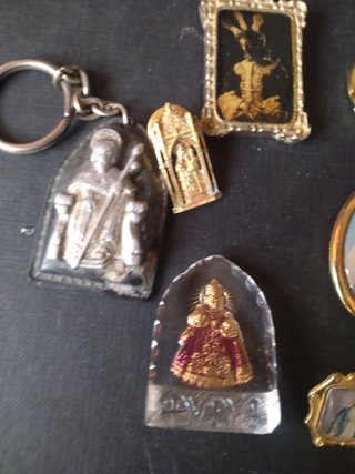 Lote medallas y llaveros religiosos