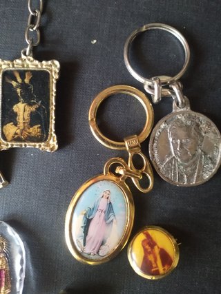 Lote medallas y llaveros religiosos