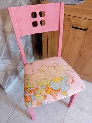 Silla rosa madera mapa mundi