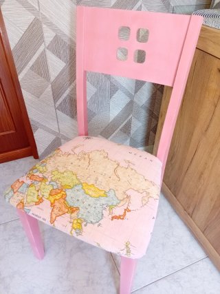 Silla rosa madera mapa mundi