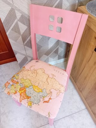 Silla rosa madera mapa mundi