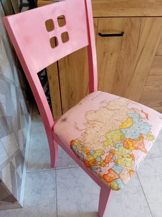 Silla rosa madera mapa mundi