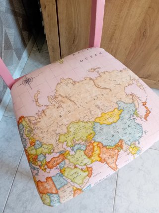 Silla rosa madera mapa mundi
