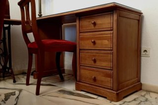 Escritorio de madera con silla roja