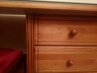 Escritorio de madera con silla roja