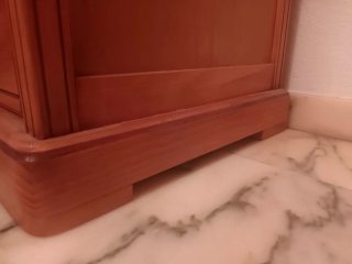 Escritorio de madera con silla roja