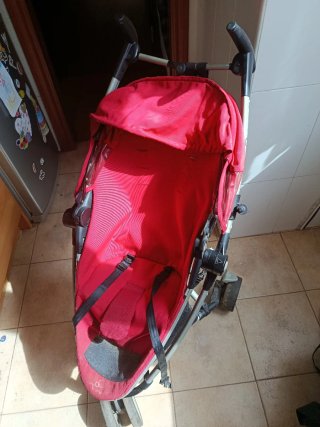 Carrito de bebé rojo