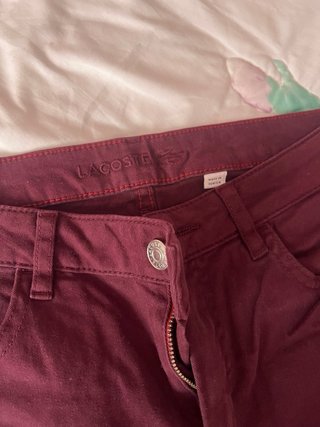 Pantalones chinos Lacoste burdeos talla 36