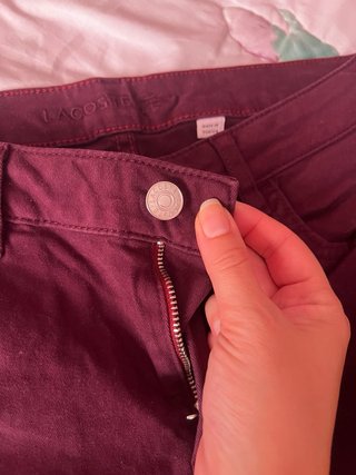 Pantalones chinos Lacoste burdeos talla 36