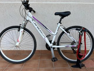 Bicicleta Orbea Blanca y Morada. Casco nuevo.