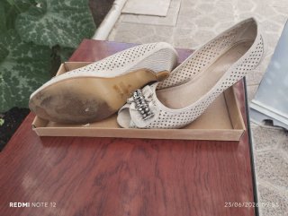 Zapatos de tacón beige con perforaciones
