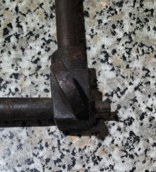 Trapano manuale antico con punta