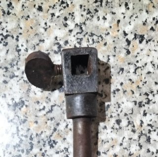Trapano manuale antico con punta