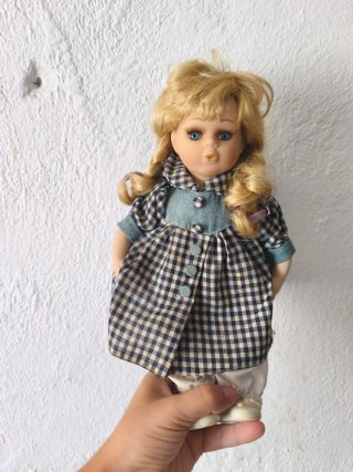 Muñeca de porcelana rubia ojos azules
