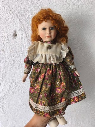 Muñeca de porcelana antigua