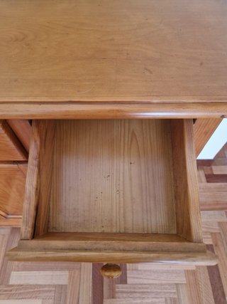 Mueble de madera con cajones y puertas