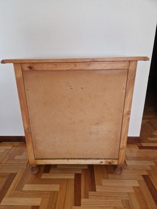Mueble de madera con cajones y puertas