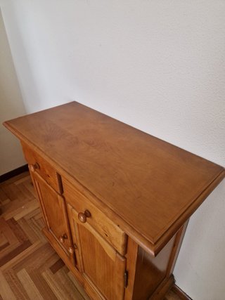 Mueble de madera con cajones y puertas
