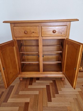 Mueble de madera con cajones y puertas